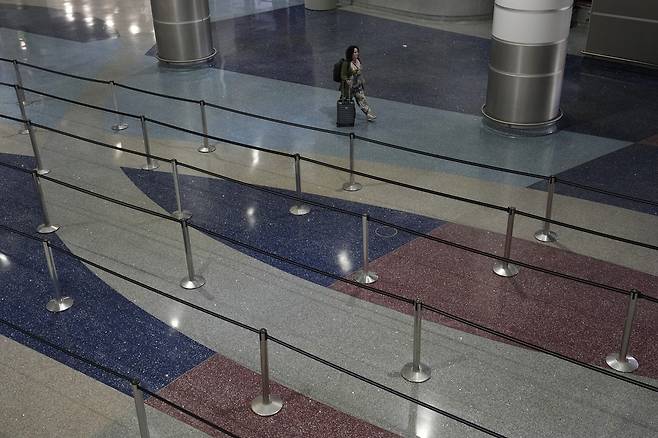 한 여행객이 2025년 8월 29일 라스베이거스 공항을 걸어가고 있다. 본 사건과 직접적 관련 없음/AP연합뉴스