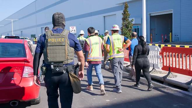 미국 이민 단속 당국이 홈페이지를 통해 지난 4일(현지시간) 조지아주 현대자동차·LG에너지솔루션의 합작 배터리 공장 건설현장에서 벌인 불법체류·고용 단속 현장 영상을 홈페이지를 통해 공개했다. 미국 이민세관단속국(ICE) 제공