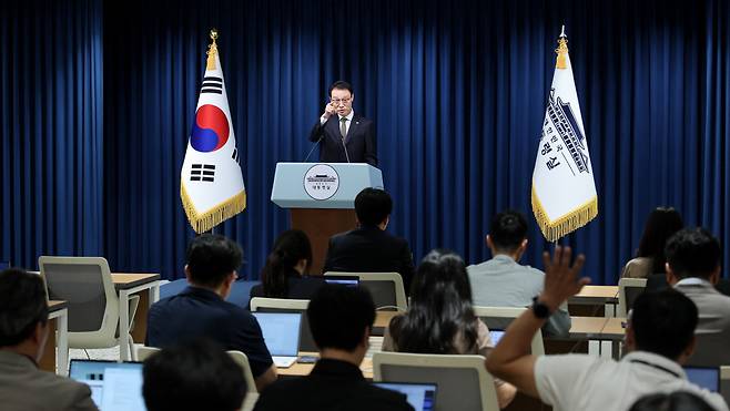 이규연 대통령실 홍보소통수석이 10일 용산 대통령실에서 이재명 대통령 취임 100일 기자회견과 관련해 브리핑을 하고 있다. 대통령실사진기자단