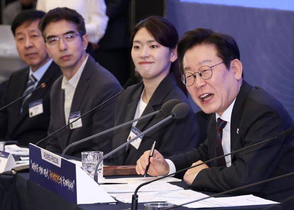 이재명 대통령이 10일 서울 마포구 프론트원에서 열린 국민성장펀드 보고대회에서 참석자들과 토론하고 있다. 연합뉴스