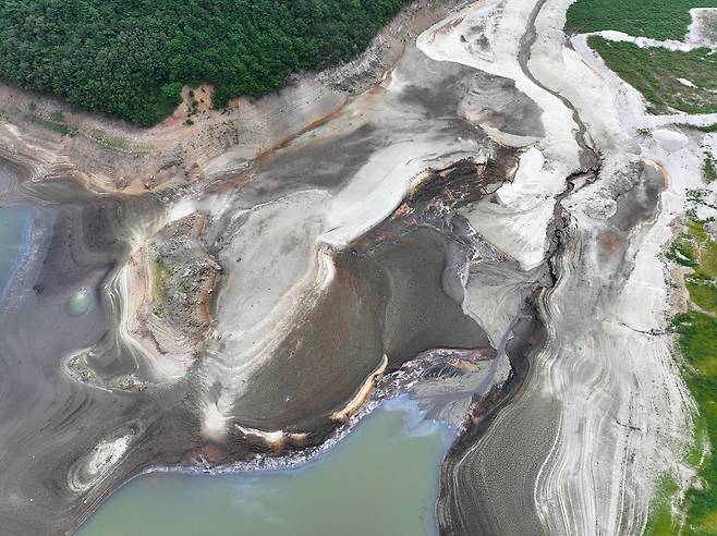Obong Reservoir in Gangneung, Gangwon Province, which supplies some 87 percent of the city’s tap and industrial water, is seen nearly dried up on Tuesday. As of Wednesday morning, its water levels had fallen sharply to 12.1 percent, marking a record low. (Yonhap)