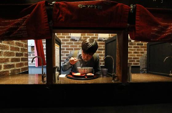 A diner eats alone at a Japanese ramen shop in Sinchon, western Seoul, on Sept. 28, 2018. [NEWS1]