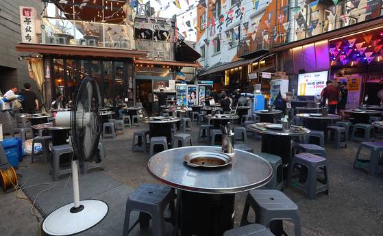 Outdoor seats at a restaurant in Jongno District, central Seoul, are empty on July 7. [YONHAP]
