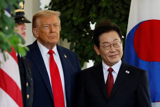U.S. President Donald Trump, left, welcomes President Lee Jae Myung at the White House in Washington on Aug. 25. [REUTERS/YONHAP]