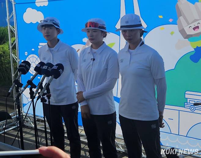 안산, 임시현, 강채영이 10일 오후 광주 5·18 민주광장에서 열린 대회 동메달 결정전이 끝나고 취재진과 인터뷰를 하고 있다. 송한석 기자