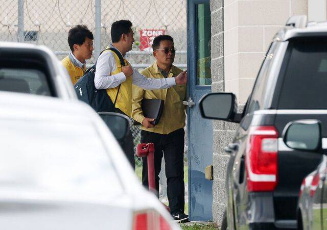 조기중(오른쪽) 워싱턴 총영사가 8일(현지시간) 미국 조지아주 포크스턴의 이민세관단속국(ICE) 구금시설로 들어가고 있다. 외교부 현장대책반은 이곳에 구금된 한국인들과 면담하며 귀국 준비를 했다. 연합뉴스