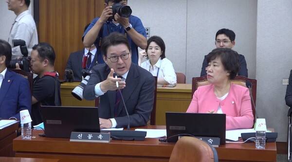 ▲신동욱 국민의힘 의원이 10일 국회 법사위에서 사과하라는 박은정 조국혁신당 의원을 향해 성추행당이나 똑바로 하고 오라고 언쟁을 하고 있다. 사진=미디어오늘 영상 갈무리