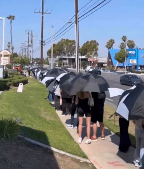 롯데리아 LA 1호점에 손님들이 길게 줄을 서고 있는 모습. [사진 = 틱톡 캡처]