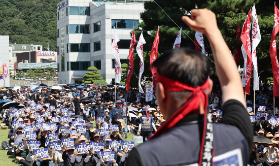 지난 3일 울산시 북구 현대자동차 울산공장 본관 앞에서 열린 현대차 노조의 총파업 결의대회에서 조합원들이 구호를 외치고 있다. (사진=연합뉴스)