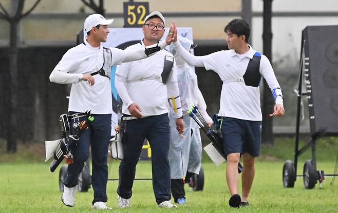 9일 광주 남구 광주국제양궁장에서 열린 광주2025현대세계양궁선수권대회 리커브 남자 단체전 4강전에서 대한민국 남자 국가대표팀이 결승에 진출한 뒤 환호하고 있다. 왼쪽부터 이우석·김우진·김제덕. /사진=뉴시스