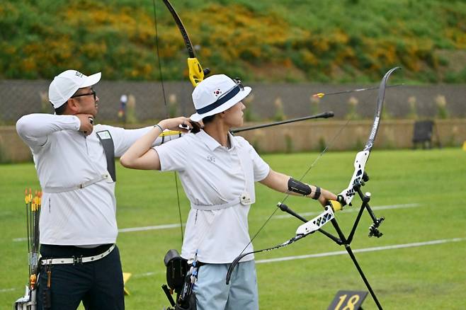 9일 광주 남구 광주국제양궁장에서 열린 광주2025현대세계양궁선수권대회 리커브 혼성 단체전을 앞두고 대한민국 국가대표 김우진(왼쪽)·안산이 연습 중인 모습./사진=뉴시스