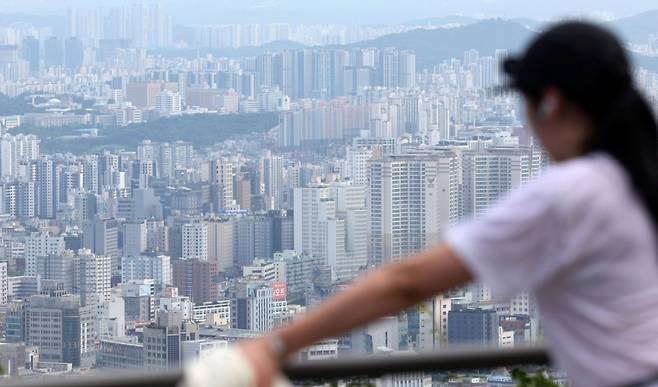 [서울=뉴시스] 홍효식 기자 = 정부가 7일 부동산관계장관회의를 통해 주택공급 확대 방안을 발표했다. 정부는 수도권 주택 공급 부족을 해소하기 위해 2030년까지 수도권에 총 135만가구 공급을 목표로 매년 신규 주택 27만가구 착공을 추진한다. 이를 위해 한국토지주택공사(LH)가 수도권 공공택지 매각을 중단하고 직접 시행에 나선다.  사진은 주택공급 확대 방안을 발표한 7일 남산에서 바라본 서울 아파트 모습. 2025.09.07. yesphoto@newsis.com /사진=홍효식