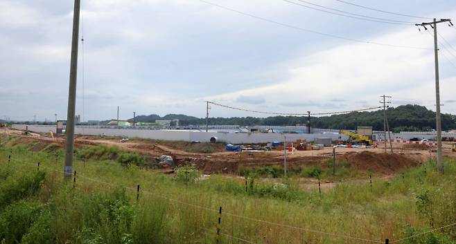 [고양=뉴시스] 홍효식 기자 = 정부가 7일 부동산관계장관회의를 통해 주택공급 확대 방안을 발표했다. 정부는 수도권 주택 공급 부족을 해소하기 위해 2030년까지 수도권에 총 135만가구 공급을 목표로 매년 신규 주택 27만가구 착공을 추진한다. 이를 위해 한국토지주택공사(LH)가 수도권 공공택지 매각을 중단하고 직접 시행에 나서 3기 신도시 등 주택공급 속도를 높인다.  사진은 주택공급 확대 방안을 발표한 7일 경기 고양시 3기 신도시 고양창릉지구 모습. 2025.09.07. yesphoto@newsis.com /사진=홍효식