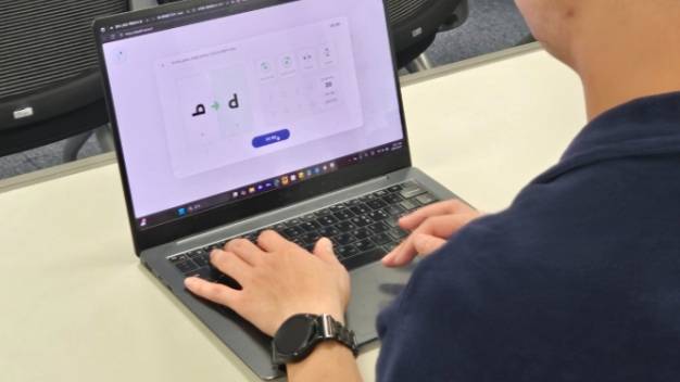 AI 역량 검사를 보고 있는 기자의 모습./사진=머니투데이