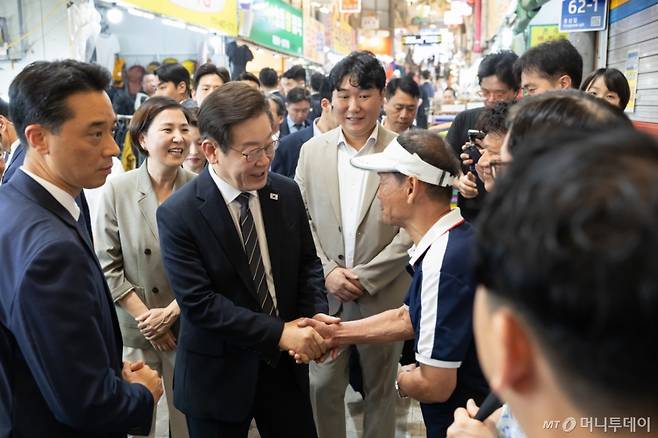 (서울=뉴스1) 허경 기자 = 이재명 대통령이 5일 인천 미추홀구 용현시장을 방문해 시민들과 인사하고 있다. (이대통령실 제공. 재판매 및 DB 금지)?2025.9.5/뉴스1  Copyright (C) 뉴스1. All rights reserved. 무단 전재 및 재배포,  AI학습 이용 금지. /사진=(서울=뉴스1) 허경 기자