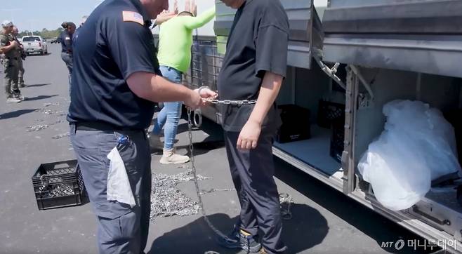 미국 이민세관단속국 ICE(U.S. Immigration and Customs Enforcement)가 조지아주 내 현대자동차그룹과 LG에너지솔루션 합작 배터리 공장 건설 현장의 한국인 직원 300여 명을 기습 단속·구금하는 영상을 공개했다. (ICE 홈페이지. 재판매 및 DB금지) 2025.9.6 /사진=뉴스1