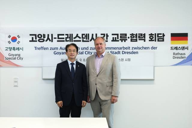 이동환 고양특례시장(왼쪽)과 디르크 힐베르트(Dirk Hilbert) 드레스덴 시장. 고양시 제공