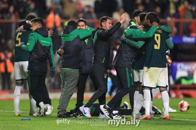 10일 브라질을 꺾고 대륙 간 플레이오프행을 확정지은 볼리비아 선수들이 함께 기뻐하고 있다. /게티이미지코리아