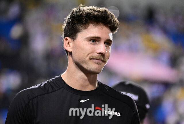 2025년 8월 30일 오후 서울 잠실구장에서 열린 '2025 신한 SOL뱅크 KBO 리그' 키움 히어로즈와 LG 트윈스의 경기. LG 톨허스트가 6-5로 승리한 뒤 기뻐하고 있다./마이데일리