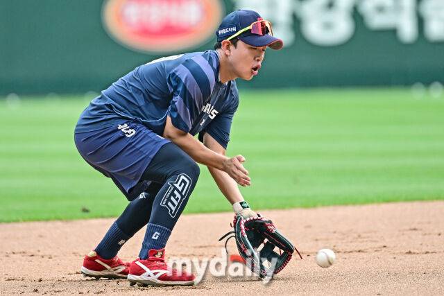 5일 인천 SSG랜더스필드에서 열린 '2025 신한 SOL BANK KBO리그' 롯데 자이언츠와 SSG 랜더스 경기. 롯데 이호준이 경기 전 수비 연습을 하고 있다./마이데일리