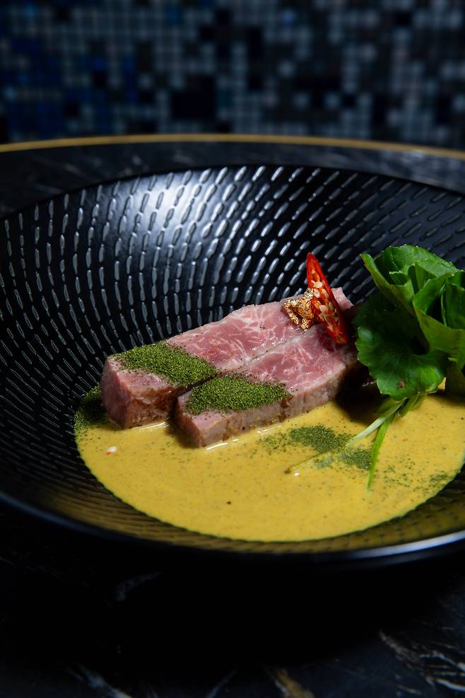 태국 동북부 요리 ‘갱 누아 카이 품’(Gaeng Nua Kai Pum)