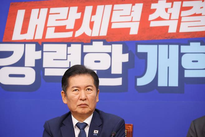 정청래 더불어민주당 대표가 10일 서울 여의도 국회에서 열린 최고위원회의에서 생각에 잠겨 있다. [연합]