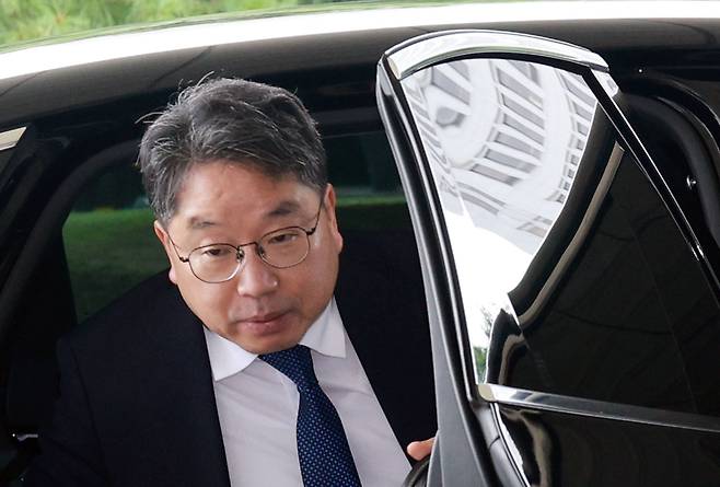 노만석 검찰총장 직무대행이 지난 8일 오전 서울 서초구 대검찰청에 출근하고 있다. 노 대행은 지난 3일 행사에서 “검찰 보완수사는 권한이 아닌 의무”라며 검찰의 보완수사권 폐지에 부정적인 의견을 표했다. [연합]