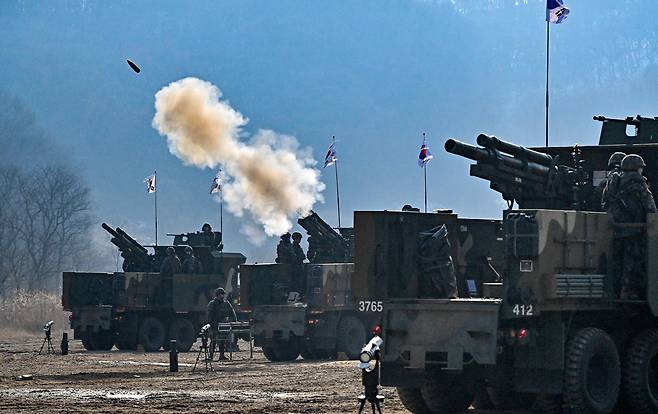 지난 2024년 1월 31일 경기도 파주시 무건리훈련장에서 17사단 보병여단 포병대대 장병들이 K105A1 포탄사격훈련 실시하고 있다. [헤럴드경제 DB]