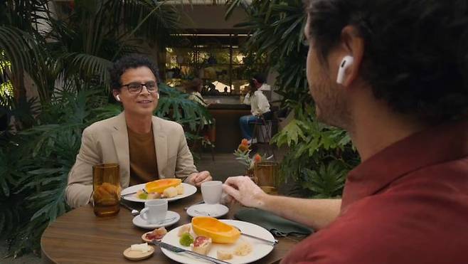 에어팟 프로3는 애플 인텔리전스 기반의 '실시간 통역' 기능을 베타 버전으로 제공한다. 한국어 통역 기능의 경우 연말까지 추가될 예정이다. (사진=애플) *재판매 및 DB 금지