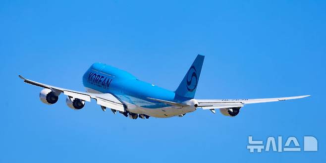 [인천공항=뉴시스] 김선웅 기자 = 미국 조지아주 현대차그룹-LG에너지솔루션 배터리 합작 공장 건설 현장에서 체포·구금된 우리 국민 300여명을 태울 대한항공 B747-8i 전세기가 10일 오전 인천국제공항에서 이륙하고 있다. 체포·구금된 한국인 300여명은 현지시간으로 10일 오후 2시 30분(한국시간 11일 오전 3시 30분) 전후 현지에서 출발해 한국시간 11일 오후 6시20분께 인천공항에 도착할 예정이다. (공동취재) 2025.09.10. photo@newsis.com