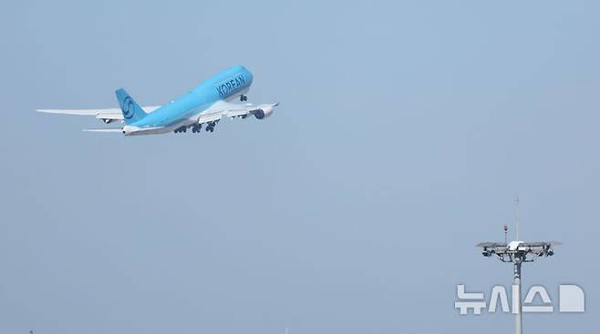 [인천공항=뉴시스] 김선웅 기자 = 미국 조지아주 현대차그룹-LG에너지솔루션 배터리 합작 공장 건설 현장에서 체포·구금된 우리 국민 300여명을 태울 대한항공 B747-8i 전세기가 10일 오전 인천국제공항에서 이륙하고 있다. 체포·구금된 한국인 300여명은 현지시간으로 10일 오후 2시 30분(한국시간 11일 오전 3시 30분) 전후 현지에서 출발해 한국시간 11일 오후 6시20분께 인천공항에 도착할 예정이다. (공동취재) 2025.09.10. photo@newsis.com