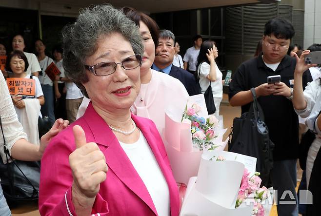 [부산=뉴시스] 하경민 기자 = 61년 전 성폭행에 저항하는 과정에서 가해자의 혀를 깨물어 1.5㎝가량 절단하는 상해를 입혔다는 이유로 가해자보다 더 중한 형을 선고받았던 최말자(79)씨가 재심에서 무죄를 선고받았다. 10일 부산 연제구 부산지방법원 앞에서 최씨가 무죄 선고를 받고 기뻐하고 있다. 2025.09.10. yulnetphoto@newsis.com