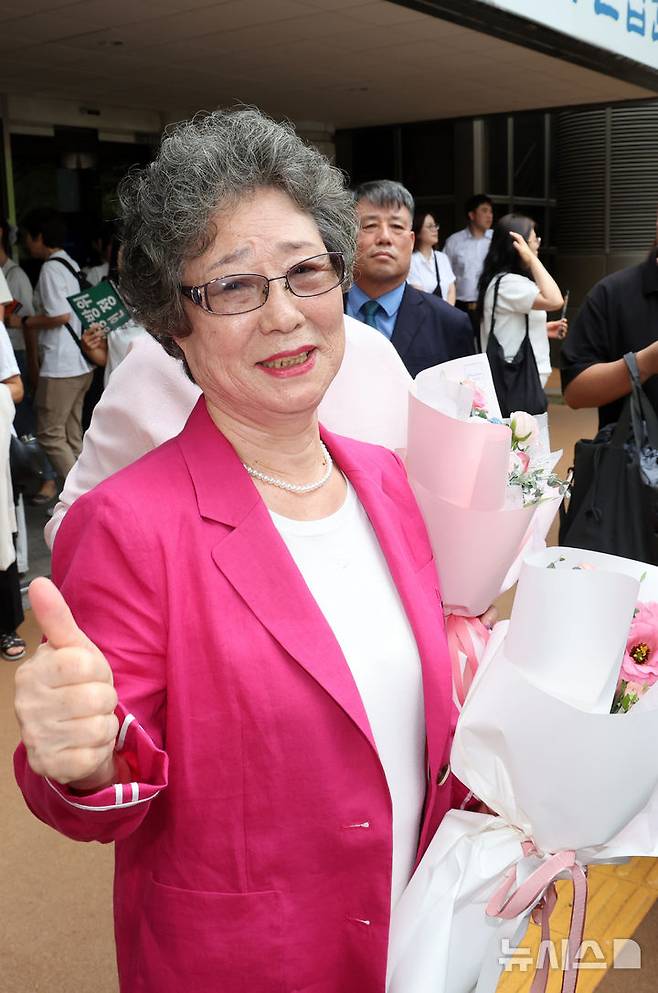 [부산=뉴시스] 하경민 기자 = 61년 전 성폭행에 저항하는 과정에서 가해자의 혀를 깨물어 1.5㎝가량 절단하는 상해를 입혔다는 이유로 가해자보다 더 중한 형을 선고받았던 최말자(79)씨가 재심에서 무죄를 선고받았다. 10일 부산 연제구 부산지방법원 앞에서 최씨가 무죄 선고를 받고 기뻐하고 있다. 2025.09.10. yulnetphoto@newsis.com