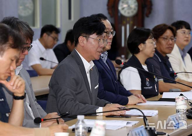 [서울=뉴시스] 배훈식 기자 = 김영훈 고용노동부 장관이 10일 오후 서울 영등포구 여의도 노총회관에서 열린 한국노총-노동부 장관 간담회에서 발언하고 있다. 2025.09.10. dahora83@newsis.com