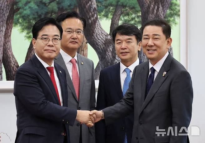 [서울=뉴시스] 김금보 기자 = 송언석(왼쪽) 국민의힘 원내대표와 김병기 더불어민주당 원내대표가 10일 오후 서울 여의도 국회에서 악수를 하고 있다. 왼쪽부터 국민의힘 송 원내대표와 유상범 원내운영수석부대표, 더불어민주당 문진석 원내운영수석부대표와 김 원내대표. 2025.09.10. kgb@newsis.com