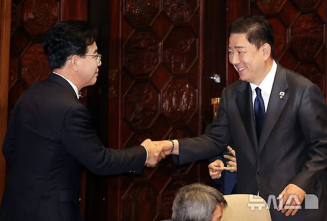 [서울=뉴시스] 김명년 기자 = 송언석 국민의힘 원내대표가 10일 오전 서울 여의도 국회에서 열린 제249회국회(정기회) 제3차 본회의에서 교섭단체 대표연설을 하기 위해 이동하던 중 김병기 더불어민주당 원내대표와 악수하고 있다. 2025.09.10. kmn@newsis.com