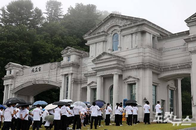 가평 천정궁 앞에 모인 신도들의 모습. 가평=박종민 기자