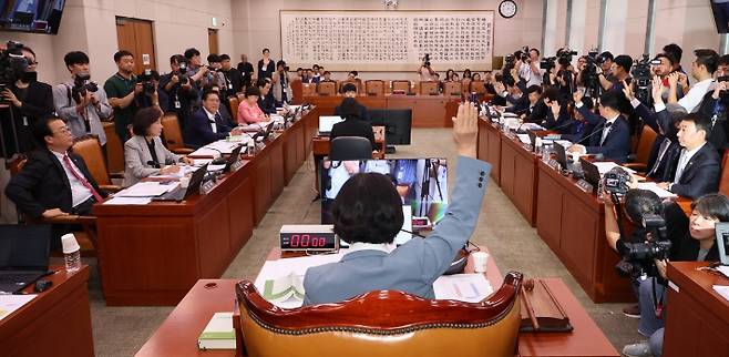 10일 서울 여의도 국회에서 열린 법제사법위원회 전체회의에서 여야 위원들이 검찰개혁 입법청문회 실시계획서 채택의 건에 대해 표결하고 있다. 연합뉴스