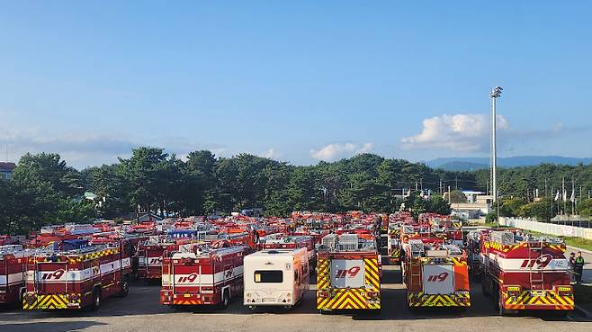 급수 지원을 위해 전국에서 지원 나온 소방차들이 강릉에 집결한 모습. 강원소방본부 제공