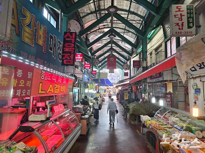 비교적 한적한 모습의 강릉중앙시장. 이준석 기자