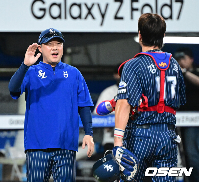 [OSEN=대구, 최규한 기자] 프로야구 삼성 라이온즈가 한화 이글스를 꺾고 전날 패배를 설욕했다.삼성은 7일 대구삼성라이온즈파크에서 열린 한화와의 홈경기에서 4-3으로 승리했다. 이로써 삼성은 지난 6일 한화에 4-7로 덜미를 잡힌 아쉬움을 씻어냈다. 삼성 강민호는 프로야구 역대 포수 최초로 개인 통산 350홈런 시대를 열었고 김재윤은 개인 통산 190세이브를 달성했다.  경기를 마치고 승리한 삼성 강민호와 박진만 감독이 인사를 나누고 있다. 2025.09.06 / dreamer@osen.co.kr