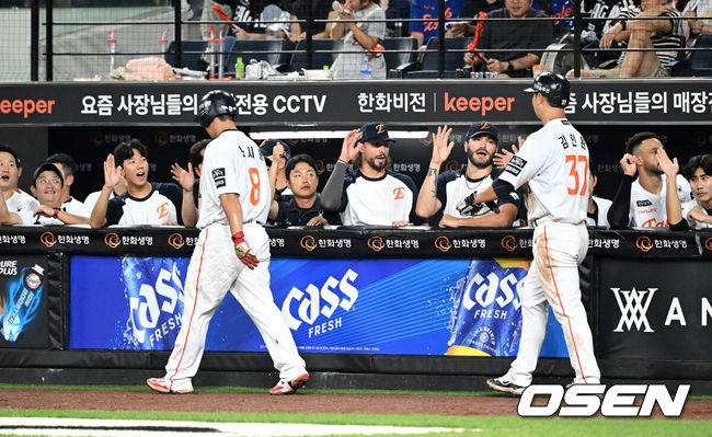 [OSEN=대전, 이대선 기자] 20일 오후 대전 한화생명볼파크에서 2025 신한 SOL Bank KBO리그 한화 이글스와 두산 베어스의 경기가 열렸다.한화는 조동욱, 두산은 곽빈을 선발로 내세웠다.6회말 2사 1,2루에서 한화 하주석의 중월 2타점 적시 2루타 때 홈을 밟은 노시환과 김인환이 환호하고 있다. 2025.08.20 /sunday@osen.co.kr
