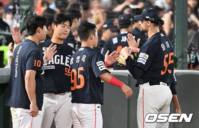 [OSEN=부산, 이석우 기자] 9일 부산 사직야구장에서 2025 신한 SOL 뱅크 KBO 리그 롯데 자이언츠와 한화 이글스의 경기가 열렸다. 홈팀 롯데는 박세웅이, 방문팀 한화는 와이스가 선발 출전했다.한화 이글스 와이스가 6회말 2사 3루 롯데 자이언츠 박찬형을 우익수 플라이 아웃으로 잡고 동료들과 하이파이브를 하고 있다. 2025.09.09 / foto0307@osen.co.kr