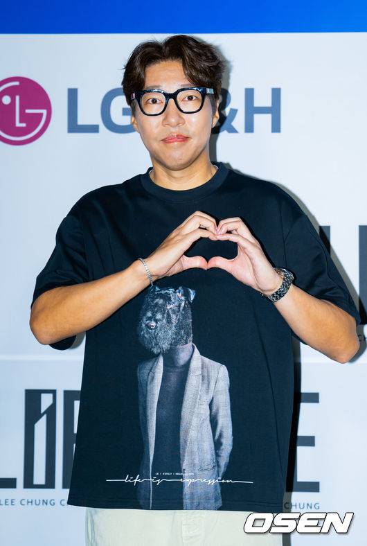 [OSEN=민경훈 기자] 4일 서울 중구 동대문디자인플라자(DDP)에서 ‘2026 S/S 서울패션위크’ 포토월 행사가 열렸다.‘2026 S/S 서울패션위크’는 동대문디자인플라자(DDP) 등 서울 전역에서 7일까지 펼쳐진다.유튜버 대도서관이 포즈를 취하고 있다. 2025.09.04 / rumi@osen.co.kr