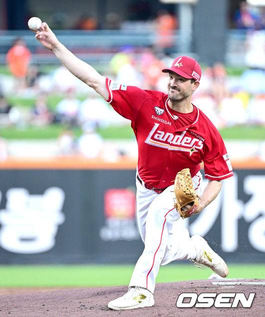 [OSEN=대전, 최규한 기자] 25일 대전 한화생명볼파크에서 ‘2025 신한 SOL Bank KBO리그’ 한화 이글스와 SSG 랜더스의 경기가 열렸다.홈팀 한화는 라이언 와이스, 방문팀 SSG는 드류 앤더슨을 선발로 내세웠다.1회말 SSG 선발 드류 앤더슨이 힘차게 공을 뿌리고 있다. 2025.07.25 / dreamer@osen.co.kr