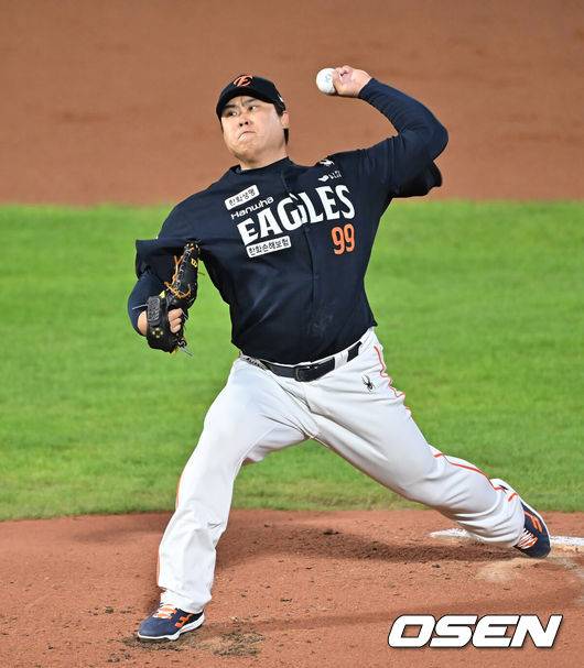 [OSEN=부산, 이석우 기자] 10일 부산 사직야구장에서 2025 신한 SOL 뱅크 KBO 리그 롯데 자이언츠와 한화 이글스의 경기가 열렸다. 홈팀 롯데는 감보아가, 방문팀 한화는 류현진이 선발 출전했다.한화 이글스 선발 투수 류현진이 역투하고 있다. 2025.09.10 / foto0307@osen.co.kr