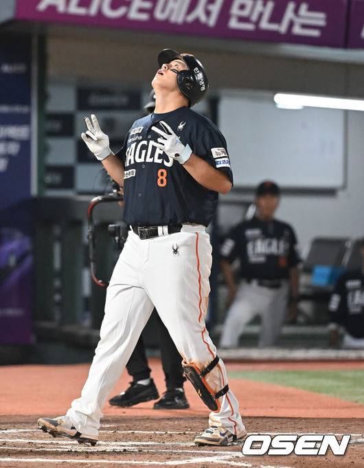 [OSEN=부산, 이석우 기자] 10일 부산 사직야구장에서 2025 신한 SOL 뱅크 KBO 리그 롯데 자이언츠와 한화 이글스의 경기가 열렸다. 홈팀 롯데는 감보아가, 방문팀 한화는 류현진이 선발 출전했다.한화 이글스 노시환이 8회초 2사 1루 중월 2점 홈런을 치고 세리머니를 하고 있다. 2025.09.10 / foto0307@osen.co.kr