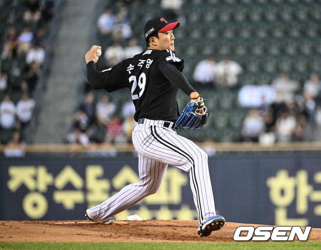 [OSEN=잠실, 조은정 기자]10일 오후 서울 잠실구장에서 ‘2025 신한 SOL Bank KBO리그’ 두산 베어스와 LG 트윈스의 경기가 열렸다.홈팀 두산은 콜어빈, 방문팀 LG는 손주영을 선발로 내세웠다.1회말 LG 선발 손주영이 역투하고 있다. 2025.09.10 /cej@osen.co.kr