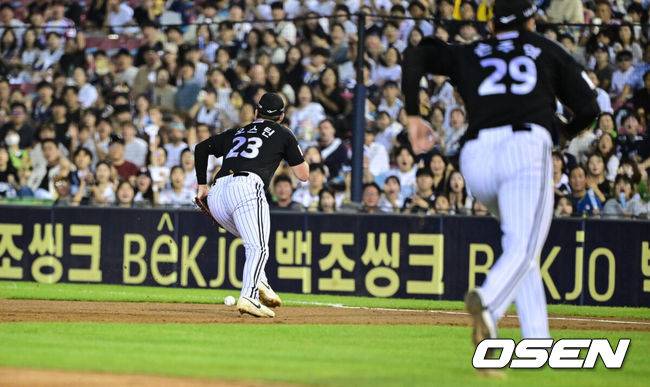 [OSEN=잠실, 조은정 기자]10일 오후 서울 잠실구장에서 ‘2025 신한 SOL Bank KBO리그’ 두산 베어스와 LG 트윈스의 경기가 열렸다.홈팀 두산은 콜어빈, 방문팀 LG는 손주영을 선발로 내세웠다.3회말 무사 2루 LG 오스틴이 두산 안재석의 땅볼에 포구실책을 범하며 출루를 허용하고 있다. 2025.09.10 /cej@osen.co.kr