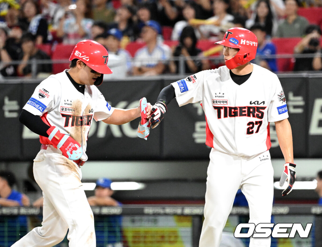 [OSEN=광주, 이대선 기자] 10일 오후 광주-기아 챔피언스필드에서 2025 신한 SOL Bank KBO리그 KIA 타이거즈와 삼성 라이온즈의 경기가 열렸다.KIA는 네일, 삼성은 가라비토를 선발 투수로 내세웠다.8회말 무사 1,3루에서 KIA 박찬호의 우중간 2타점 적시 3루타 때 홈을 밟은 윤도현과 김호령이 환호하고 있다. 2025.09.10 /sunday@osen.co.kr